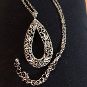 Cute silver tone necklace